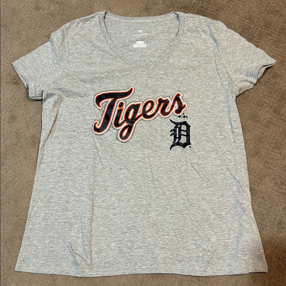 Fanatics Heather Gray V-Neck T-Shirt New Never Worn